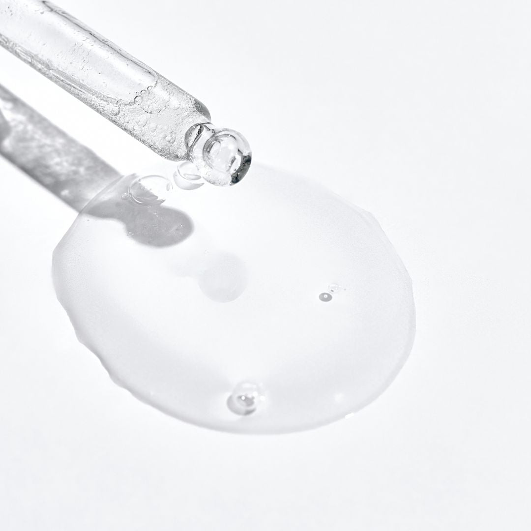 foto ingrediente acdido ialuronico alto medio e basso. stile skincare. nell'immagine è rappresentata una pipetta siero e la texture del prodotto.