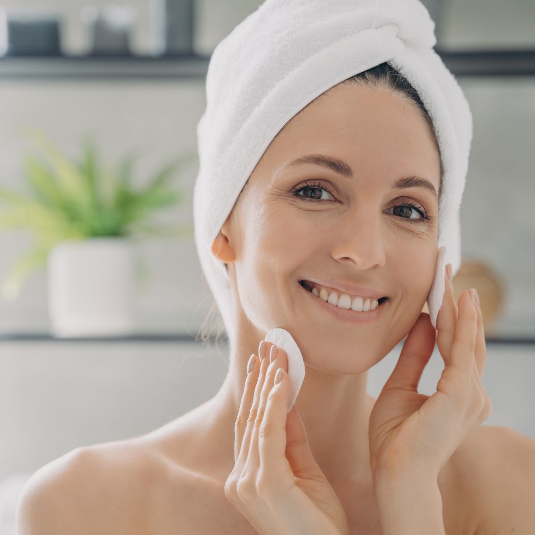 stile skincare. costruire la tua skincare routine. immagine con donna che si tocca la pelle.