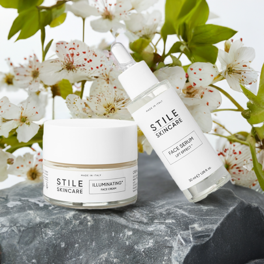 Kit Siero Effetto Lifting e Crema Viso Illuminante Stile Skincare tra fiori bianchi